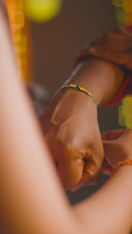 Hermana-Ata-Rakhi-A-Hermano-Para-Raksha-Bandhan,-Vertical